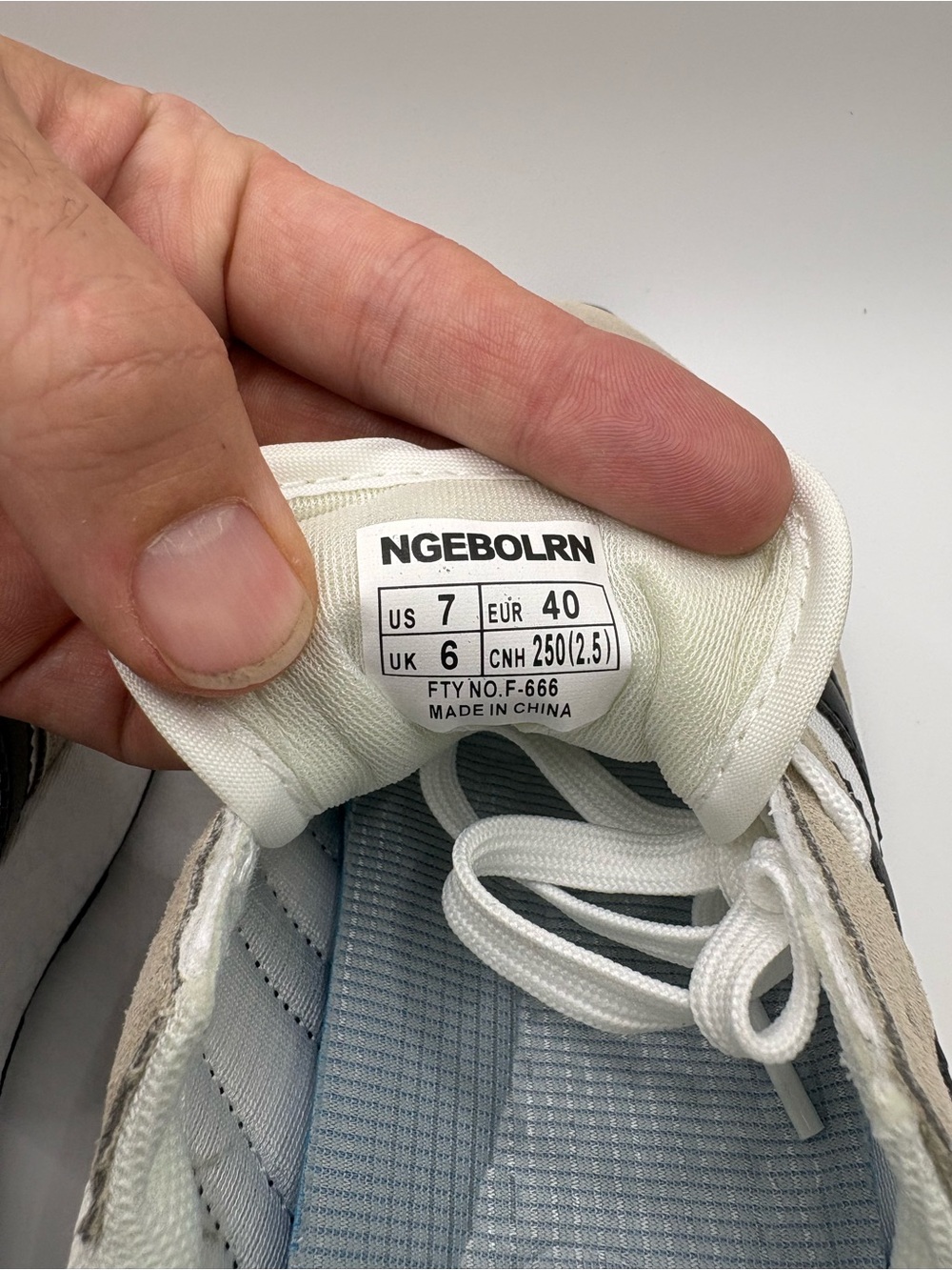 Adidas Men’s Size 7 Beige White Black Sneakers Like New - Picture 11 of 16